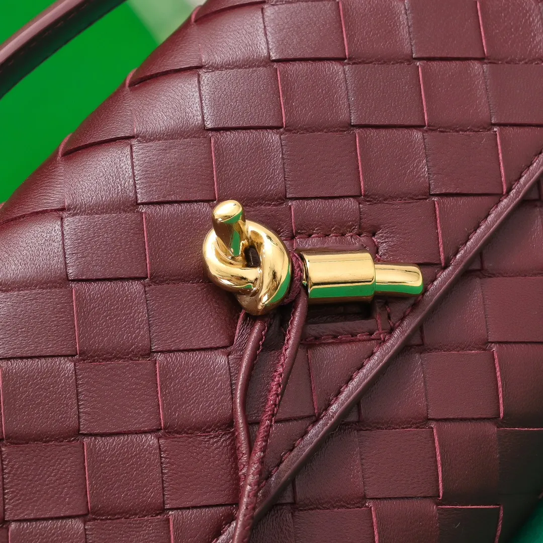 The batch of 1360 BV Andiamo evening handbags has been heavily planted again~ The designer aesthetics in the era of economic downturn are back. I fall in love with it at first sight and can't put it down. It's so beautiful and full of aura. The shape and texture are very competitive. It's light in weight and has sufficient capacity. It's a must-have for fashionistas. It's suitable for many occasions, minimalist, high-end and light luxury. Model No.: 741511 Size: 31*13*3cm